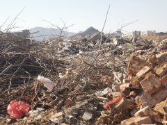 河北鹿泉：几百亩垃圾堆积如山 村干部授权倾倒